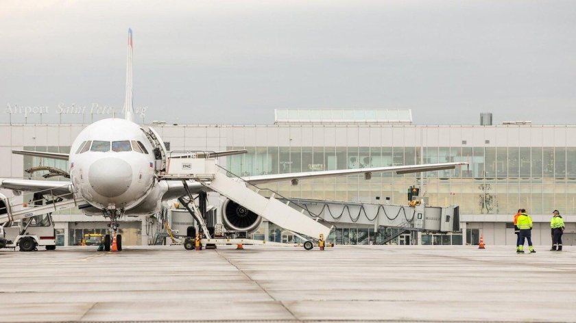 Самолет в аэропорту