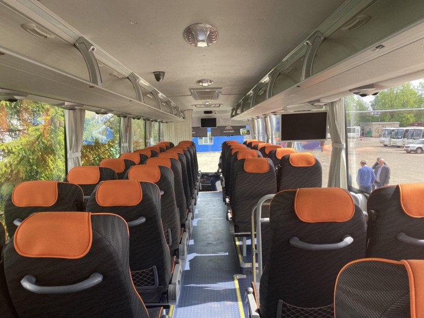 Комфортабельный автобус туристического класса фото
