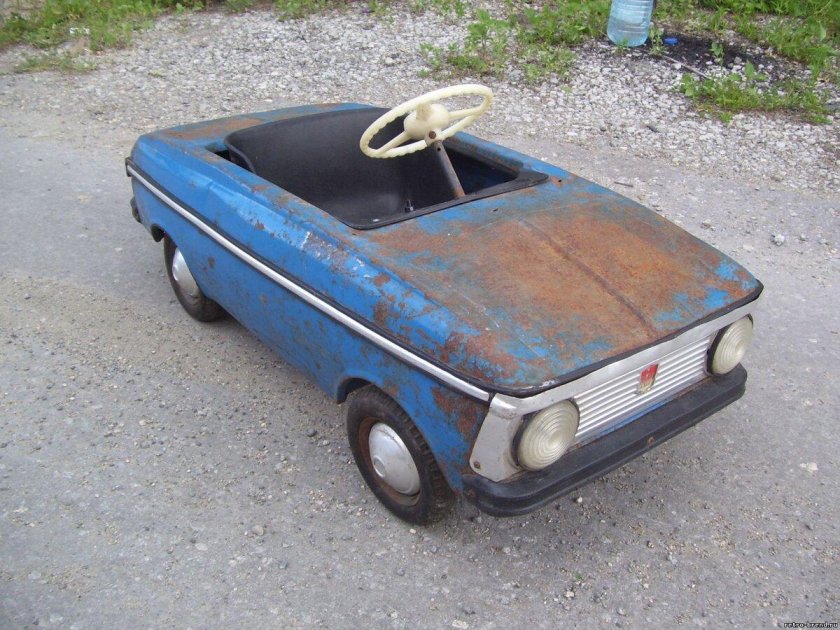 Детский педальный Москвич