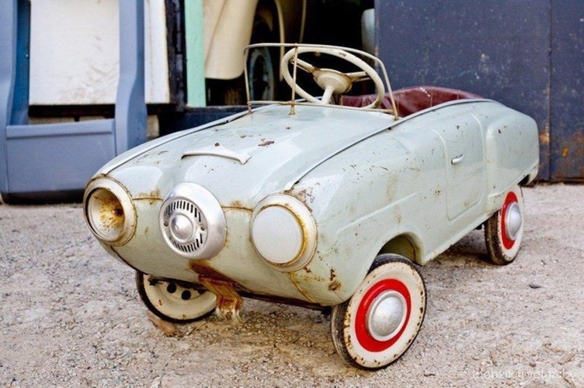 Педальный автомобиль