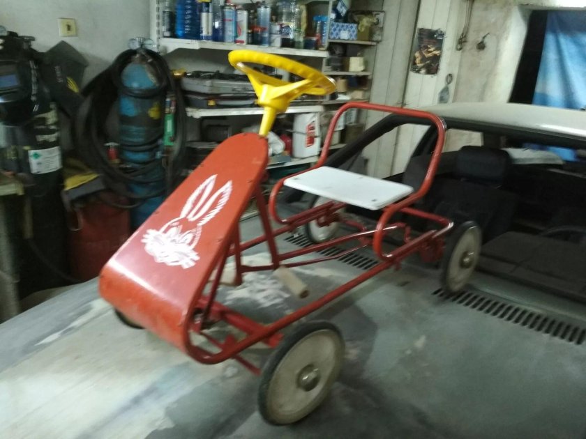 Педальная машина с зайцем