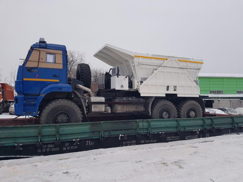 КАМАЗ 6520 на ЖД платформе
