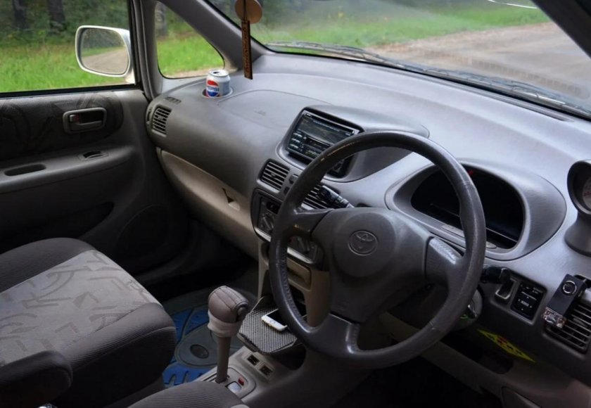 Toyota Corolla Spacio салон