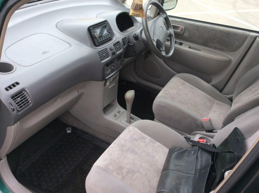 Toyota Corolla Spacio 2000 салон