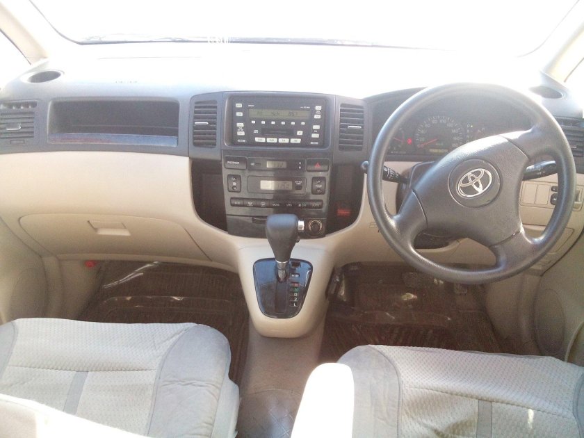 Тойота Спасио 2003