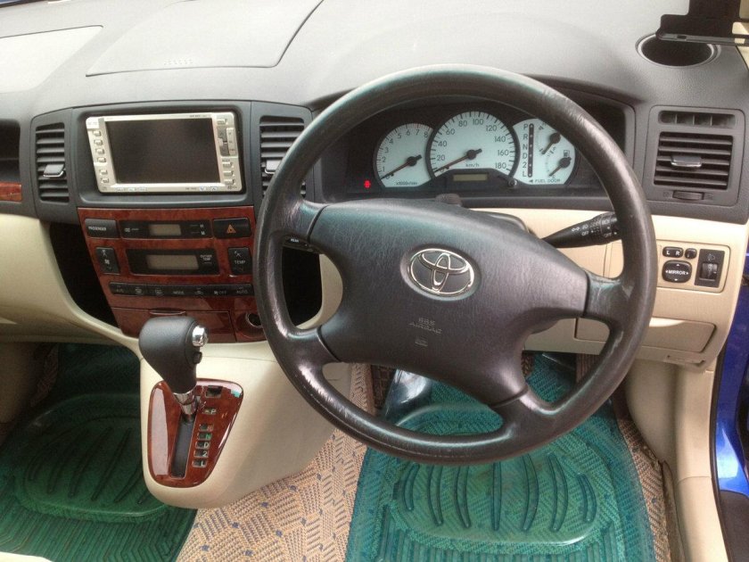 Тойота Спасио 2003 салон