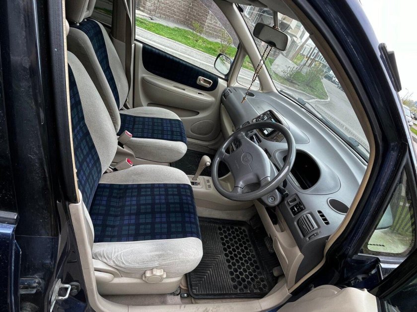 Тойота спасио салон