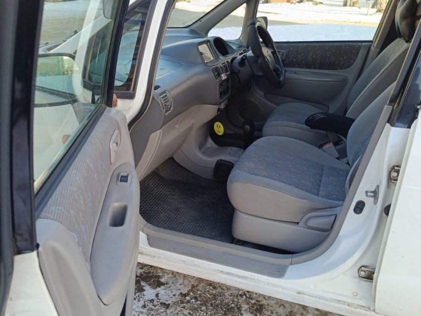 Тойота раум 1998