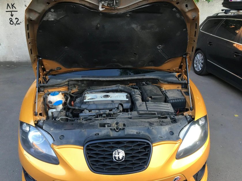 Упор капота Сеат Леон 2