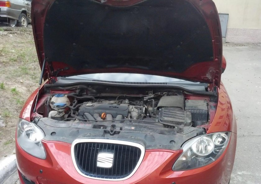 Упор капота Сеат Леон 2