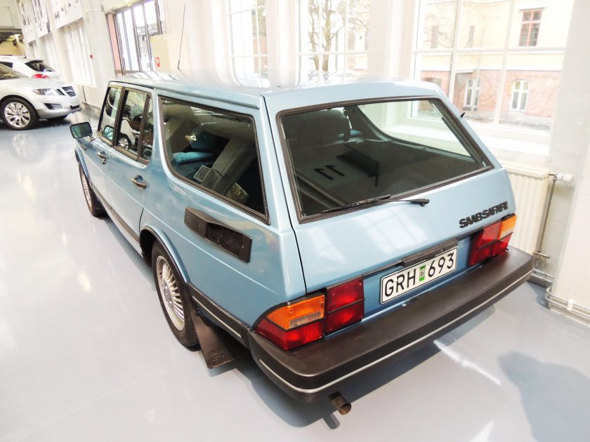 Saab 900