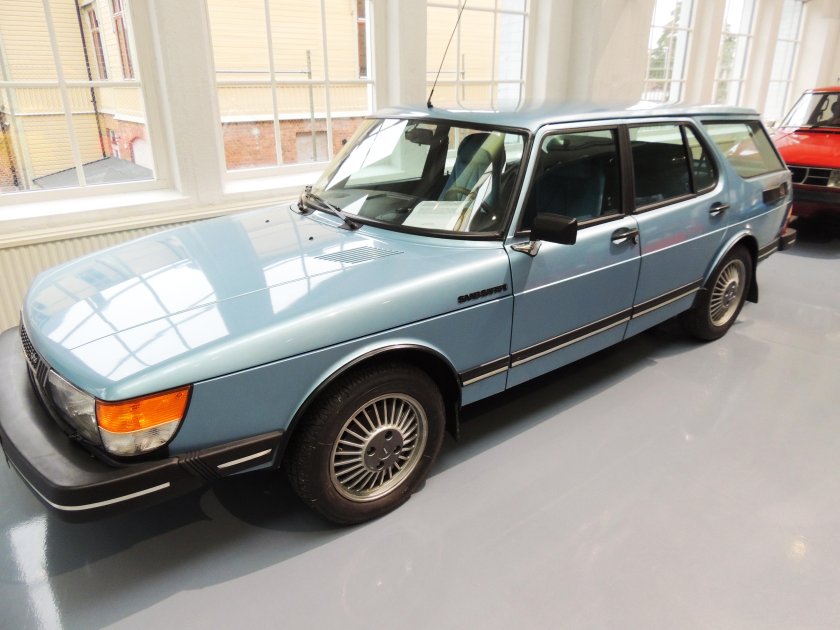 Saab 900