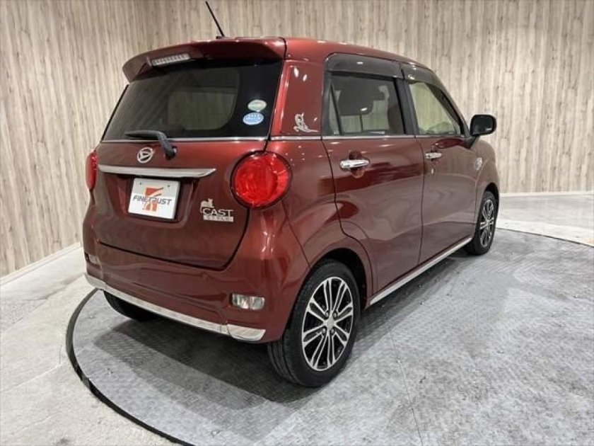 Daihatsu красный