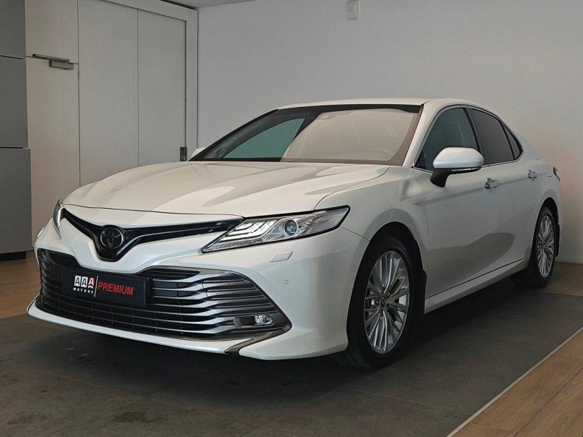 Белая тойота камри