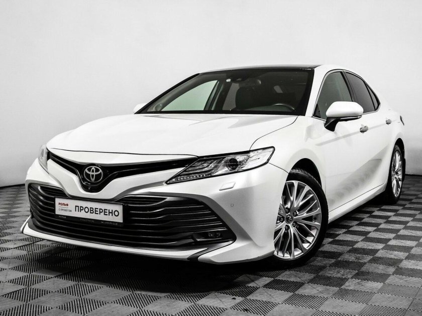 Белая тойота камри