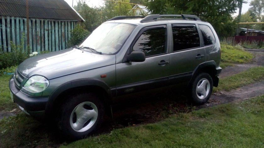 Нива Шевроле мокрый асфальт