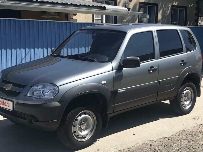 Нива Шевроле серая
