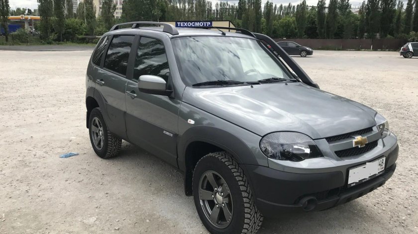 Шевроле Нива серый металлик кварц