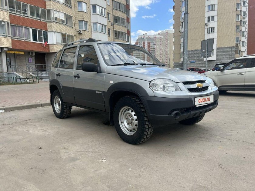 Шевроле нива серая