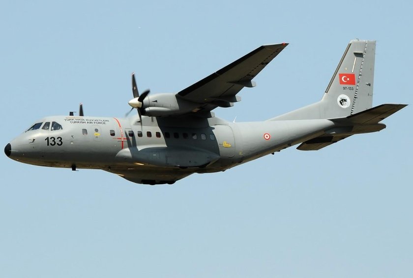 CN-235 самолет