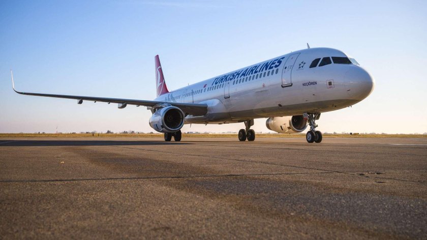 Самолет турецких авиалиний