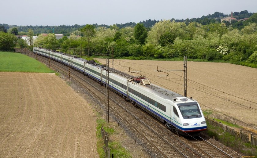Поезд в поле