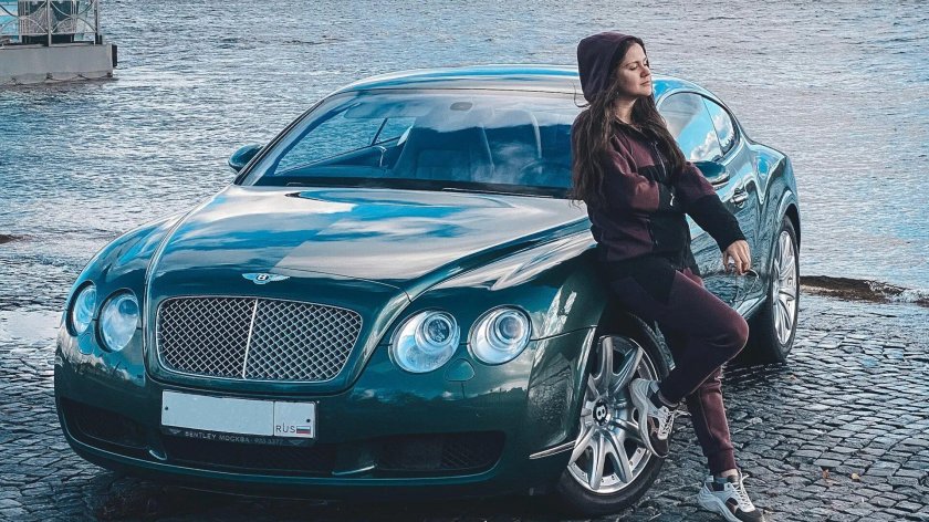 Девушка на Бентли
