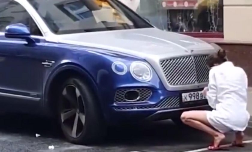 Девушка на Бентли