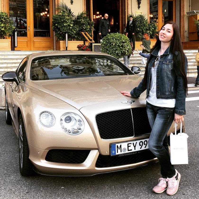 Девушка на Бентли