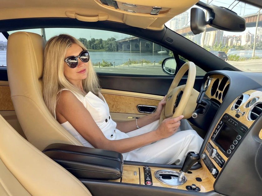 Блондинка в машине