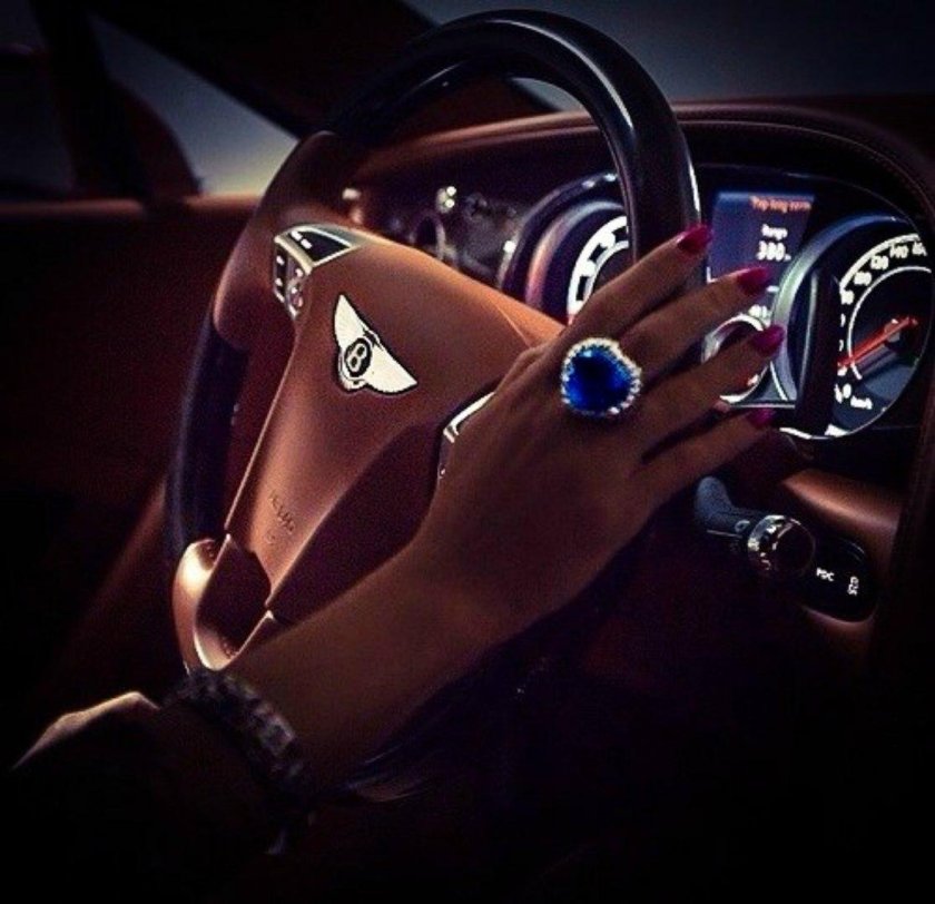 Женские руки на руле