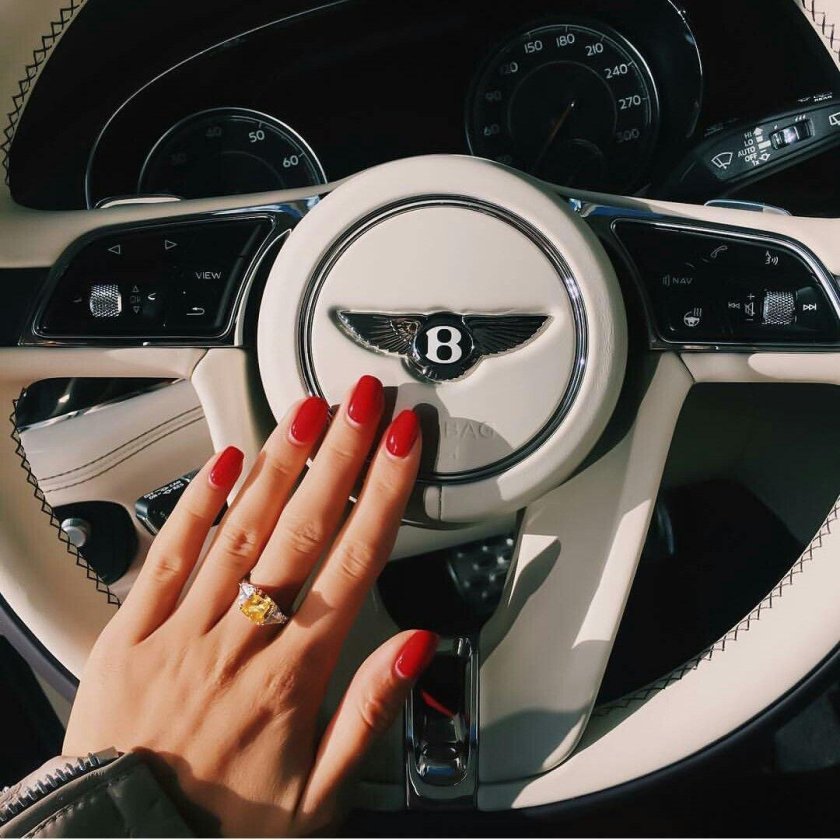 Девушка за рулем