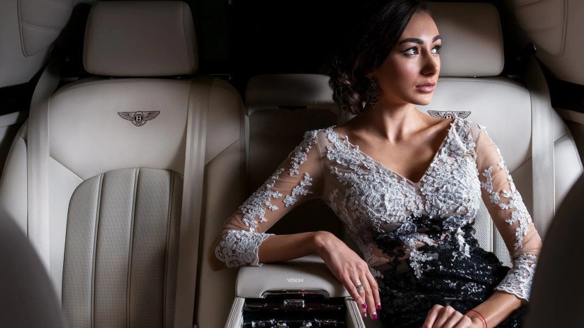 Девушка на Бентли