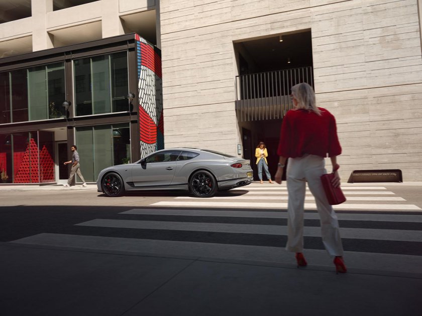 Реклама Бентли с девушкой