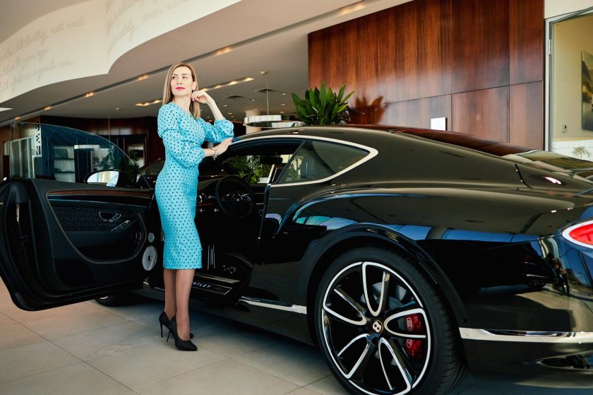 Девушка на Бентли