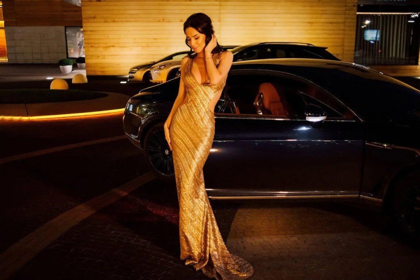 Девушка в роскошном платье