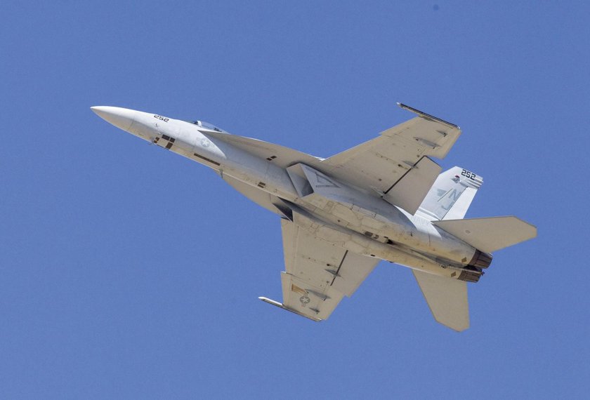 Истребитель f 18