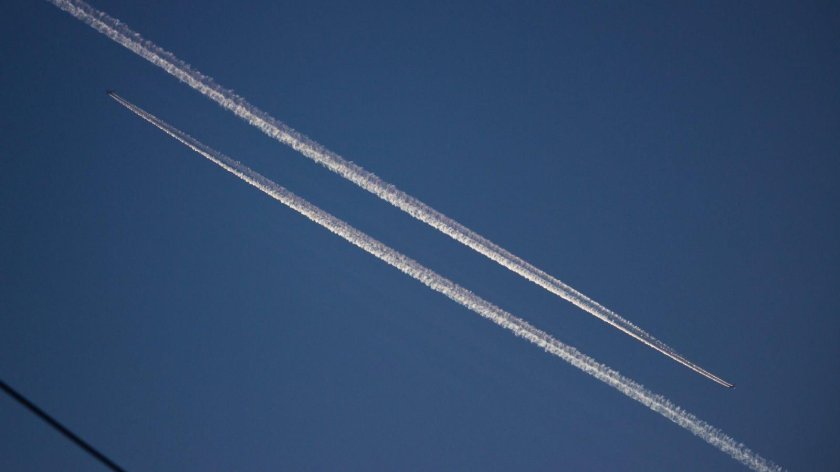 Инверсионный след от самолета