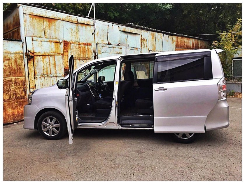 Тойота Вокси 2011