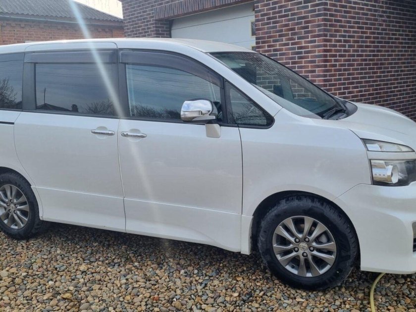 Тойота ноах 2012