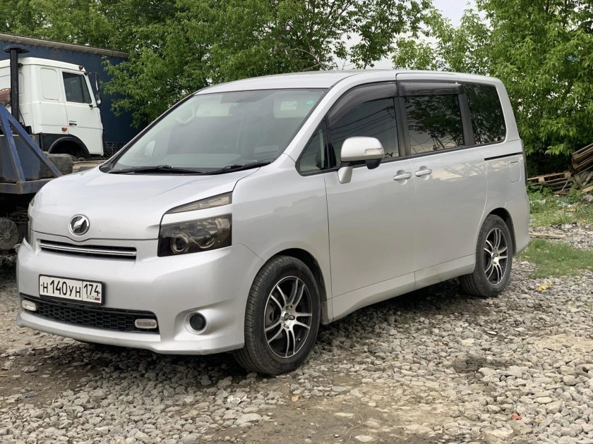 Тойота Вокси 2008