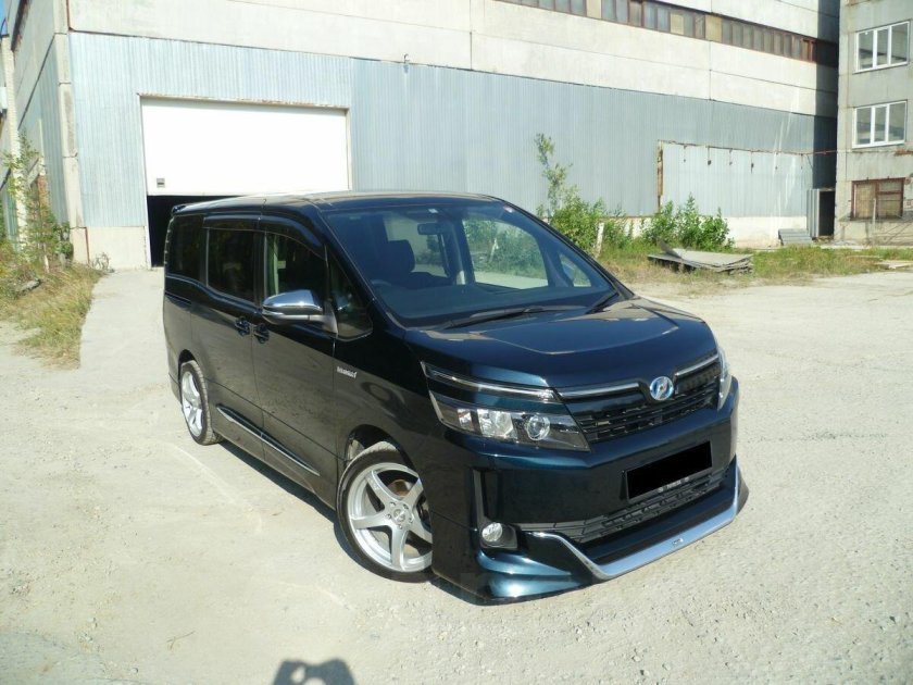 Тойота Вокси r80 2014
