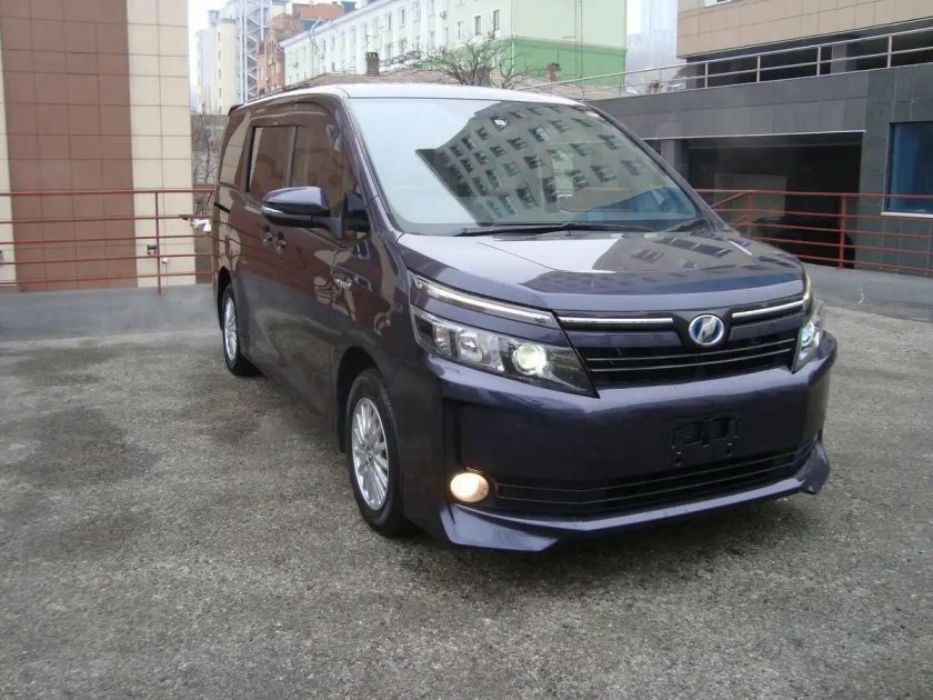 Тойота Вокси 2015