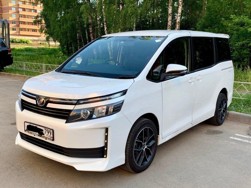 Тойота Вокси 2014