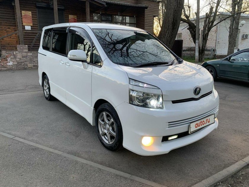 Тойота Вокси 2018