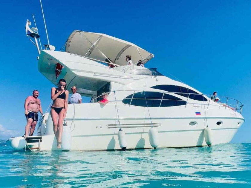 Яхта Азимут 42