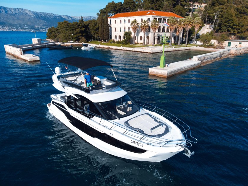 Galeon 640 fly