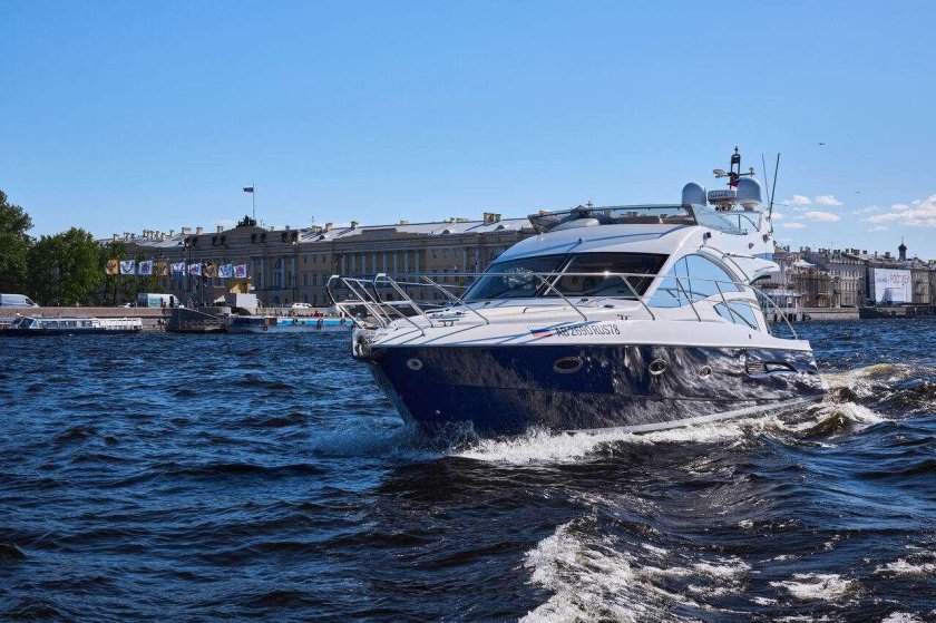 Яхта Fairline 74