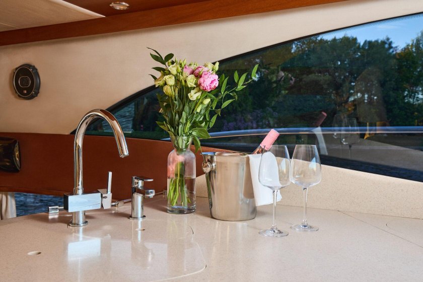 Моторная яхта