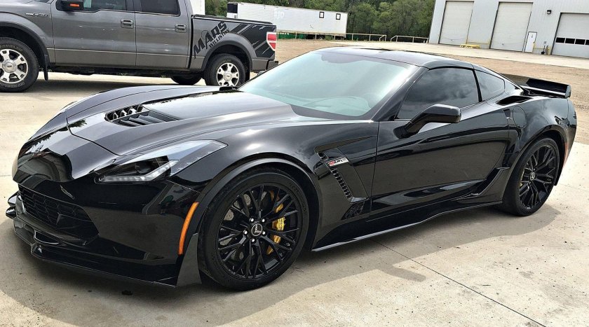 Чёрный Chevrolet Corvette c7